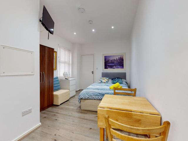 Very cool studio near the Willesden Green tube Has an Apartment