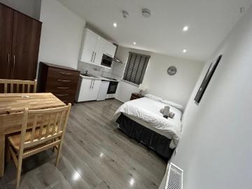 Very cool studio in Wembley Has an Apartment