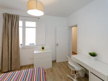 Very comfy double bedroom near the Collblanc metro