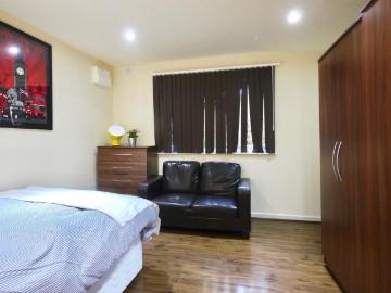 Very comfy studio near Gladstone Park Has an Apartment