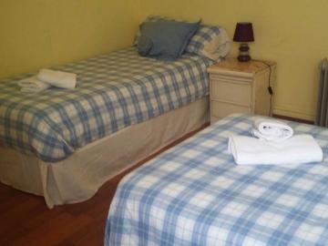 Very comfy twin bedroom in the Les Tres Torres neighbourhood