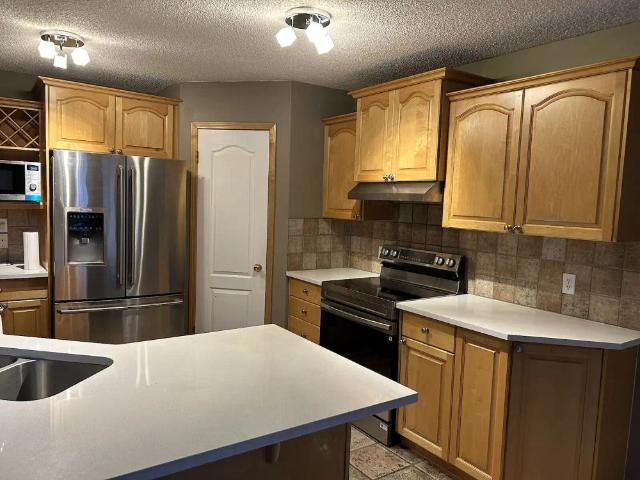 Very convenient location ! 30 seconds walk to bus station! — 3 Bedrooms House