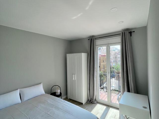 Very luminous SINGLE BEDROOM near Collblanc Metro Station!