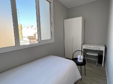 Very luminous SINGLE BEDROOM near Collblanc Metro Station!