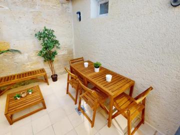 Very pleasant double bedroom in the St Genès neighbourhood