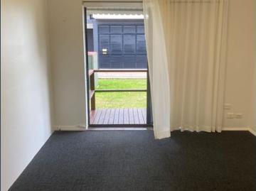 Very Private in the heart of Engadine Centre. Walk to all amenities Bus and Trains