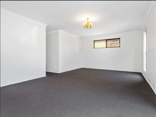 Very quiet area  Walking distance to Craigslea Schools