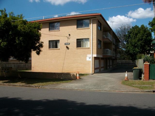 VERY SPACIOUS OPEN PLAN UNIT IN GREAT POSITION !