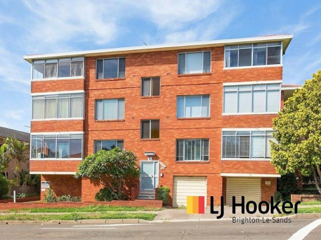 VERY SPACIOUS, RENOVATED 2 BEDROOM APARTMENT WITH TANDEM GARAGE