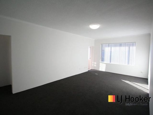 VERY SPACIOUS, RENOVATED 2 BEDROOM APARTMENT WITH TANDEM GARAGE