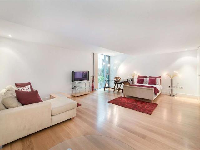 Very spacious studio apartment in a super luxury development with patio and highly reputable 6 star hotel style concierge and luxury gym and spa