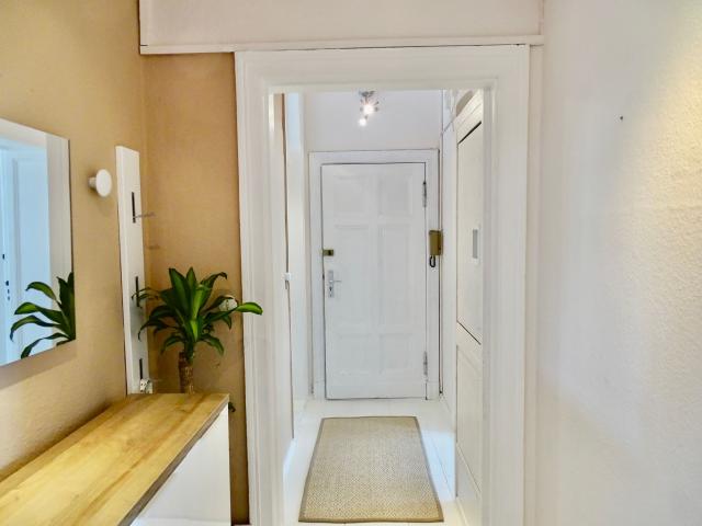 Very well connected, pretty and modern furnished old building apartment in Charlottenburg for up to 6 people