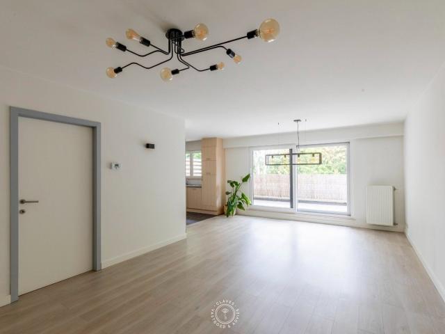 Verzorgd 2 slaapkamer appartement met ruim terras en auto.