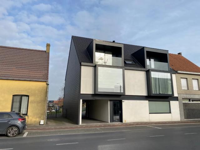 Verzorgd appartement met 2 slaapkamers, terras en garage