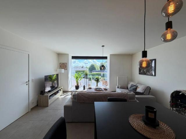 Verzorgd appartement met 2 slaapkamers, terras en garage