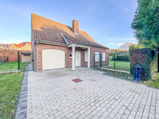 Verzorgde, alleenstaande villa gelegen in een rustige woonw