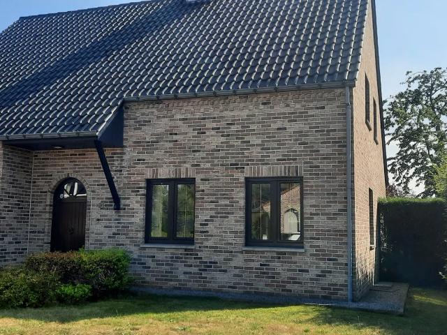 Verzorgde gezinswoning gelegen in een rustige omgeving op een perceel van 10a, met 3 slaapkamers en fraaie tuin