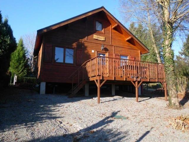 Verzorgde gemeubelde chalet met terras te Hastière
