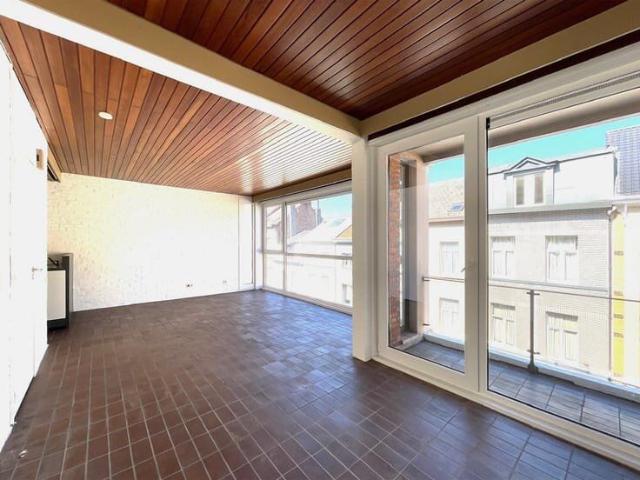 Verzorgde studio met balkon op centrale ligging