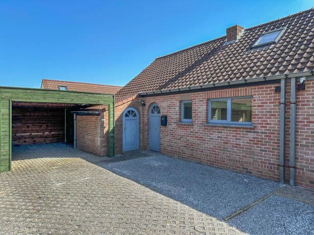 Verzorgde vakantiewoning met tuin en carport