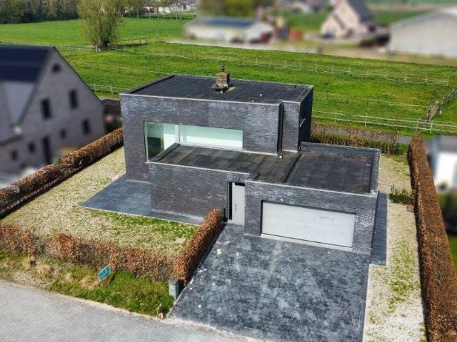 Verzorgde villa met 3 slaapkamers 2 terrassen Dubbele