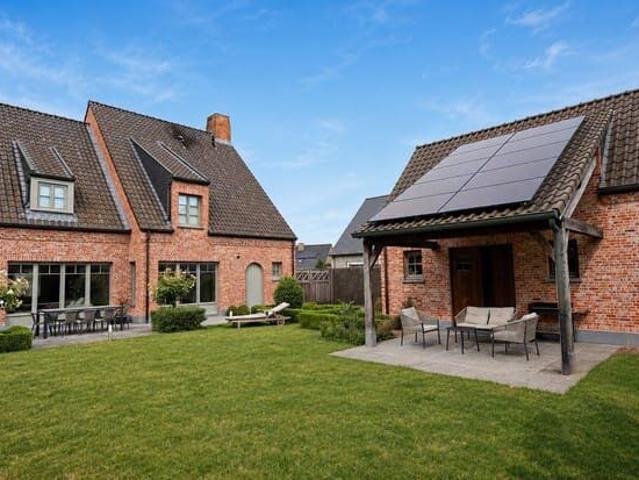 Verzorgde vrijstaande pastorijwoning met bijgebouw