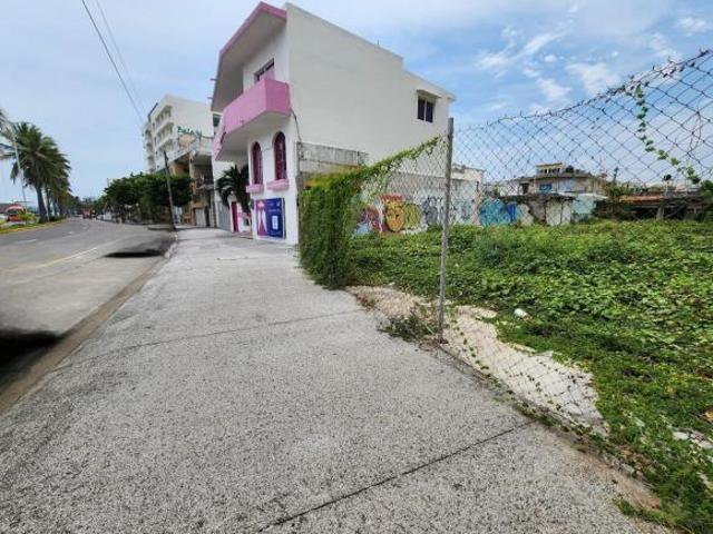 Veracruz, Terreno en VENTA de 392m2 sobre el Boulevard frente a la Esc. Náutca