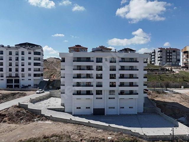 VERA'da CEVHER DUDAYEV MAH. ÖNÜ KAPANMAZ GENİŞ SATILIK 3+1 DAİRE
