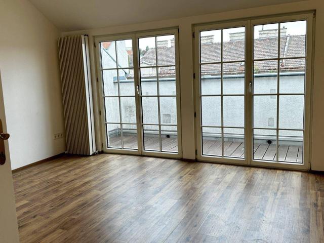 Verfügbar wegen Rücktritt. Tolle 3 Zimmer DG Wohnung mit Balkon korrekte, langfristige & verlässliche Mieter erwünscht