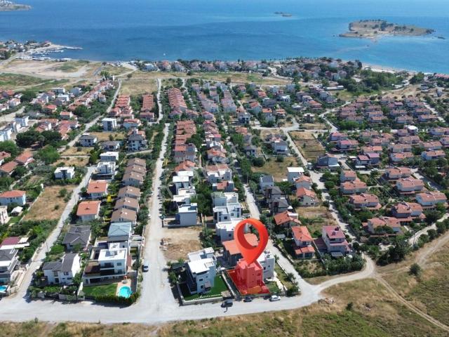 Veri'den Borabora Yakınında 3+1, Teraslı, Kış Bahçeli Satılık Villa!