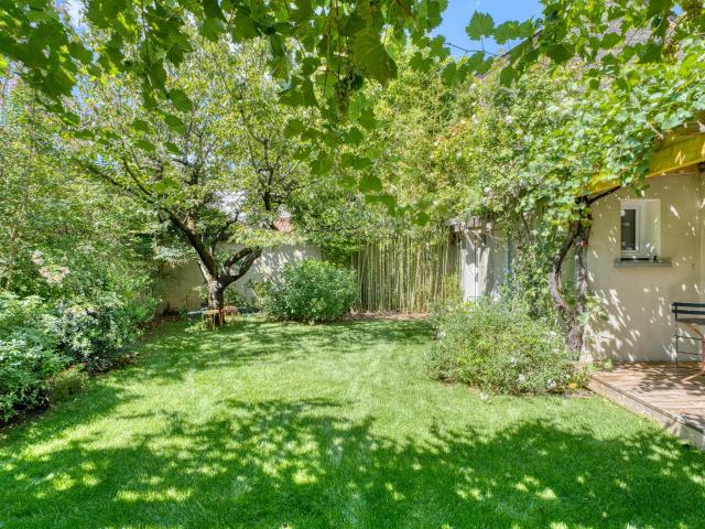 Véritable coup de cœur pour cette demeure atypique avec jardin et terrasse au calme absolu proche de Montchat