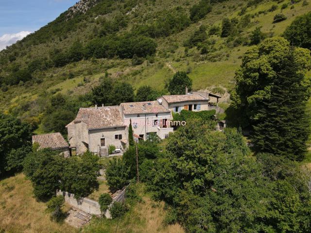 VERITABLE COIN DE PARADIS AU COEUR D'UNE NATURE VERDOYANTE ET SAUVAGE MAISON DE 135 m² AVEC PISCINE DANS LA VALLÉE DE LA DROME