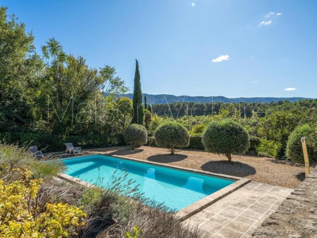 Véritable havre de paix avec belle vue, piscine et jardin. 154m² Ménerbes