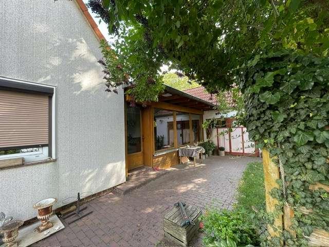 Verkauf einer Doppelhaushälfte mit Kamin und Wintergarten