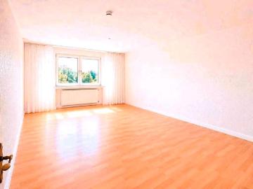 Verkauf: 4 Zimmer Eigentumswohnung mit Balkon, Garage, bezugsfrei