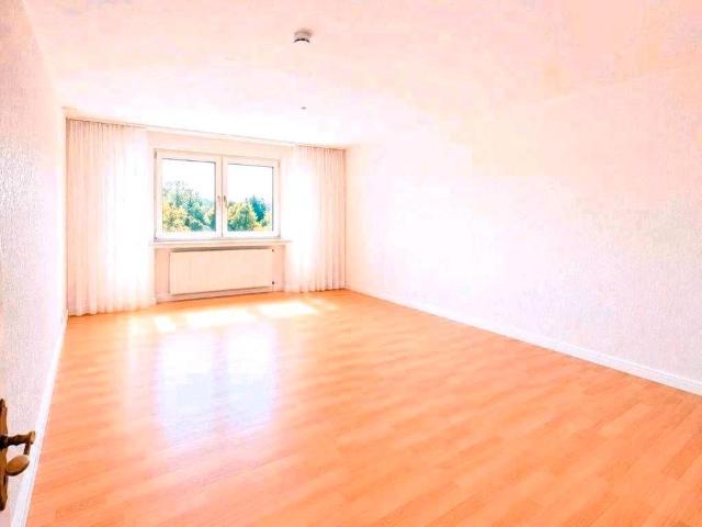 Verkauf: 4 Zimmer Eigentumswohnung mit Balkon, Garage, bezugsfrei