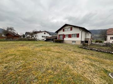 Verkaufschance: Renovierungsbedürftiges Haus mit großem Baugrundstück