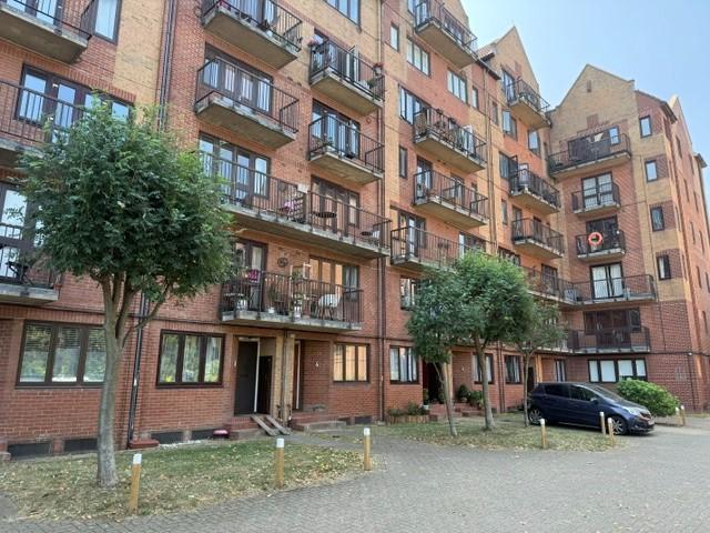 Vermeer Court, Amsterdam Road, E14 2 bed flat to rent £2,300 pcm £531 pw