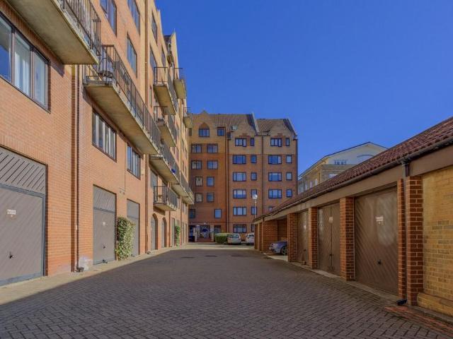 Vermeer Court, E14, Docklands. 3 bed flat to rent £2,950 pcm £681 pw