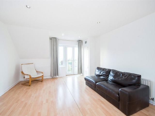 Vermeer Court, 1 Rembrandt Close E14, 3 bed flat to rent, £2,850 pcm | PrimeLocation