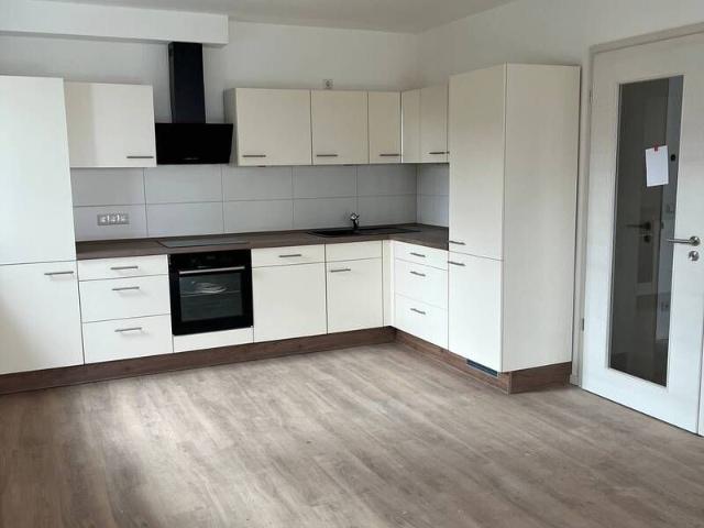 VERMIETE WOHNUNG IM 2. OG mit Balkon