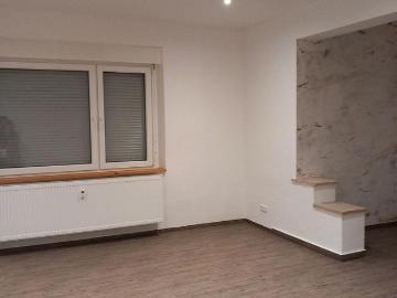 vermiete große 1 Zi Wohnung EG mit großer Wohnküche