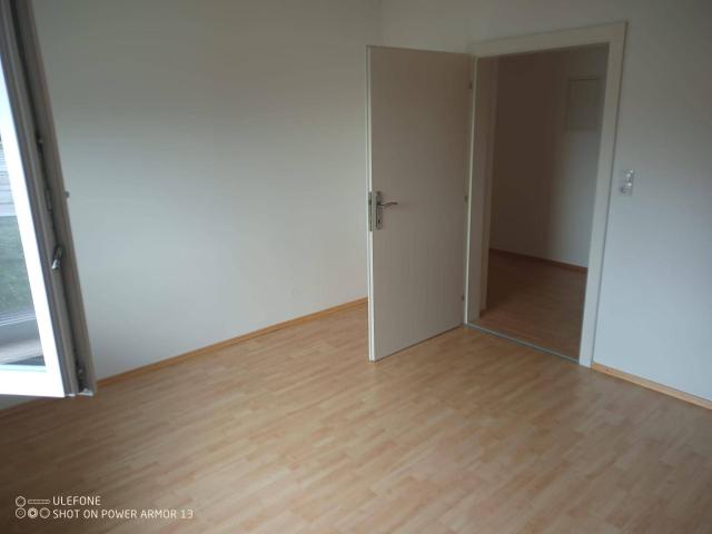 Vermiete schöne, sonnige 2 Zimmer Wohnung mit Balkon und Autoabstellplatz