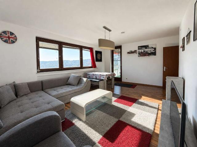 Vermietet und entwicklungsfähig: 3 Schlafzimmer mit Küche und Balkon
