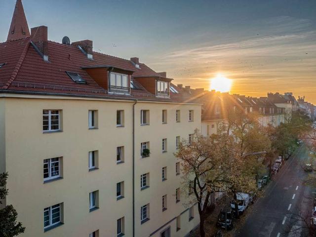 Vermietete Eigentumswohnung mit 2,5 Zimmern & Balkon in Berliner Kiezlage