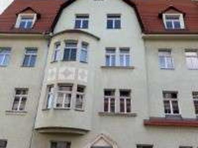 Vermietete Wohnung mit Balkon im 1. Obergeschoss zu verkaufen