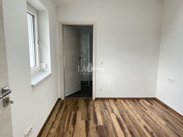 Moderne 2 Zi Wohnung mit Terrasse und Parkplatz !