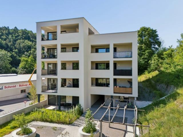 Vermietete 2.5 Zi Neubauwohnung mit 20 m² Balkon Tiefgaragenplatz inklusive