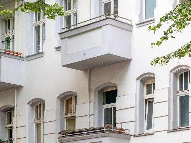 Vermietete 2 Zimmer Altbauwohnung mit Balkon in Toplage – ideal als Kapitalanlage!