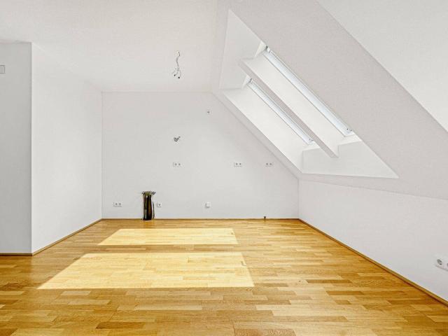 Vermietete 2 Zimmer Dachgeschosswohnung auf einer Ebene mit Terrasse | 1100 Wien